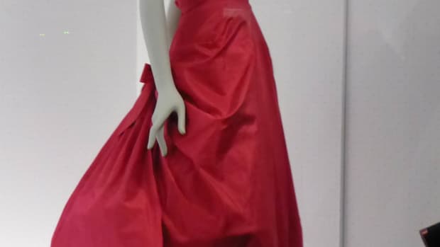 balenciaga-shaping-fashion-exhibition-at-londons-va-museum