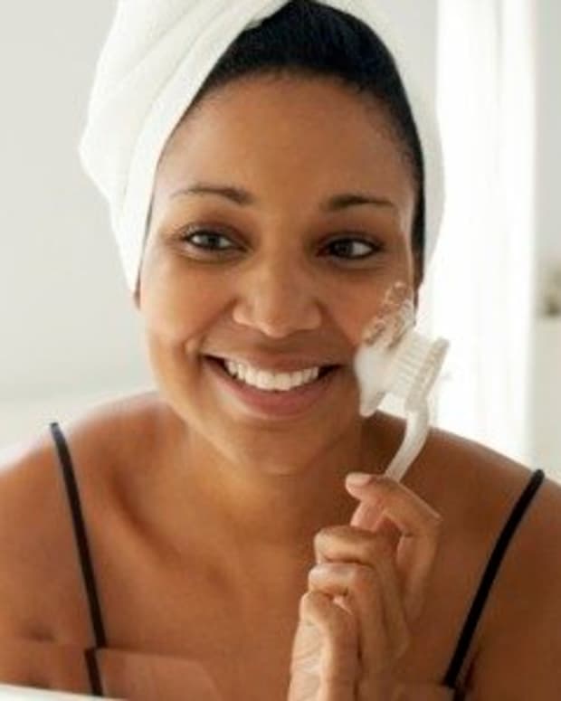 the-facial-brush-essential-in-a-skin-care-routine